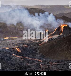 Erstaunliche Szenen als ein kleiner Vulkanausbruch im Mt Fagradalsfjall, Südwestisland, im März 2021 auftrat, nur etwa 30 km von Reykjavik entfernt. Stockfoto