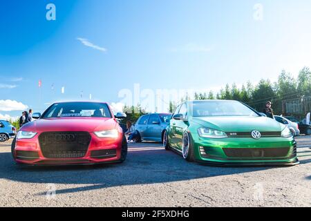 Moskau, Russland - 6. Juli 2019: Roter Audi A4 und grüner Volkswagen Golf. Sport und getunte Autos sind auf dem Parkplatz geparkt. Leichtmetallräder und abgesenkte Aufhängung Stockfoto