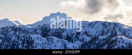 Luftansicht vom Flugzeug auf verschneite kanadische Berglandschaft Stockfoto