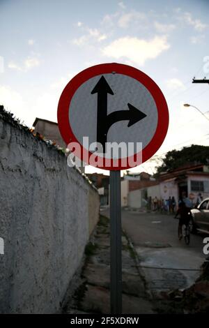 mata de sao joao, bahia / brasilien - 16. oktober 2020: Die Verkehrszeichen gehen geradeaus oder rechts auf Praia do Forte in der Gemeinde Mata de Sao Joao. Stockfoto