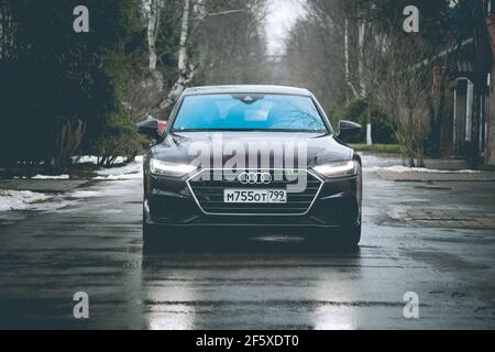 Moskau. Russland - 16. Januar 2020: Audi A7 Sportback Ultra Nova GT 1 von 111 IN der Seitenansicht der Straße STEHT EIN purpurfarbenes Premium-Fahrzeug Stockfoto