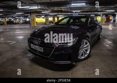 Moskau. Russland - 16. Januar 2020: Audi A7 Sportback Ultra Nova GT 1 von 111 AUF dem Parkplatz steht ein purpurfarbenes Premium-Auto. Vorderansicht Stockfoto