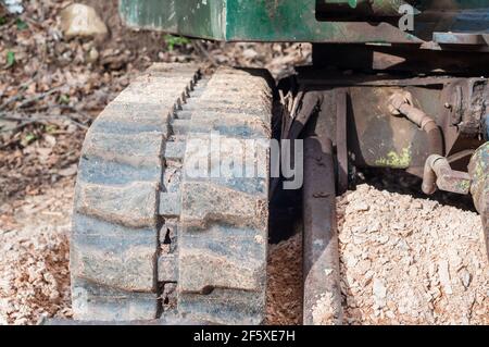 Track Roller Detail, kleine hydraulische Schaufel auf einem Kieshaufen Stockfoto