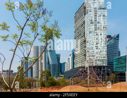 Kinderspielplätze im La Mexicana Park, Santa Fe, Mexico City, Mexiko während der Pandemie von Covid 19 geschlossen Stockfoto