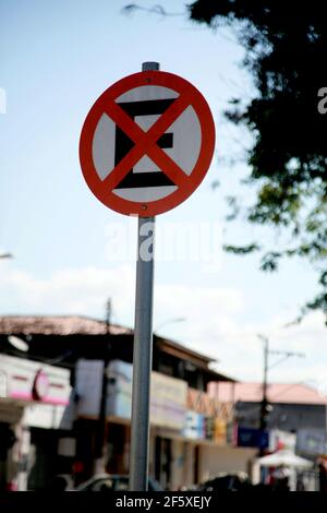 mata de sao joao, bahia / brasilien - 16. oktober 2020: Verkehrsschilder weisen auf verbotene Stopp- und Parkplatzverbote in Praia do Forte in der Gemeinde M hin Stockfoto