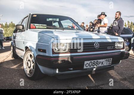 Moskau, Russland - 6. Juli 2019: Weißer Volkswagen Golf der zweiten Generation MK2 mit modifiziertem Frontteil, Kühlergrill und Scheinwerfern von einem Volkswagen Jetta Stockfoto