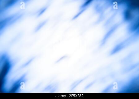 Diffuser abstrakter Hintergrund mit blauen Wolken auf tiefem Weiß. Stockfoto