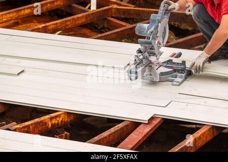 Kreissägen stehen auf dem zusammengebauten Verbunddeck Stockfoto