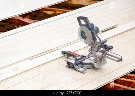 Kreissägen stehen auf dem zusammengebauten Verbunddeck Stockfoto