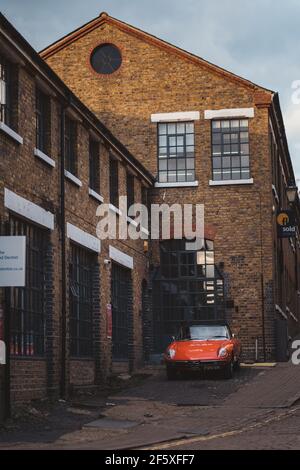 Richmond, London - 2021,03.19: Klassisches italienisches Auto Alfa Romeo 2000 Spider Veloce auf einer geparkten asphaltierten Straße Stockfoto