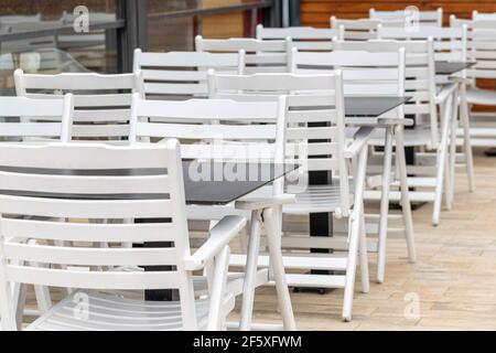 Leere Stühle und Tische in einem Barrestaurant von Antalya - Türkei, geschlossen wegen COVID-19 Maßnahmen Stockfoto