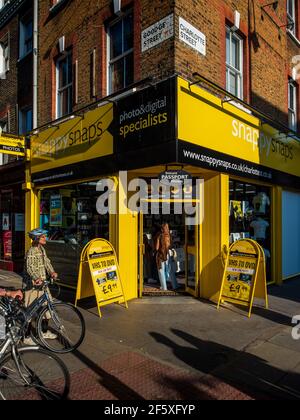 Snappy Snaps Store London - Snappy Snaps Photography Shop London an der Ecke Charlotte St und Goodge St im Fitzrovia-Viertel von C. London. Stockfoto