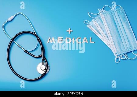 Speicherplatz kopieren. Stethoskop auf blauem Hintergrund mit blauen Schutzhandschuhen mit einem Platz für Text und der Beschriftung von Medecal. Gesundheitskonzept. Medizin Stockfoto
