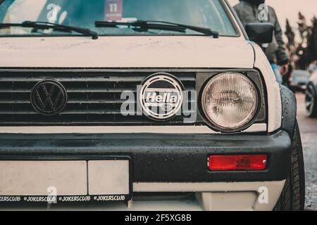 Moskau, Russland - 06. Juli 2019: Nahaufnahme. Volkswagen Golf MK1 Frontgrill mit montierten Scheinwerfern von Hella Stockfoto