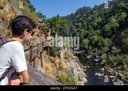 Wanderer genießen den Blick auf den Fluss Paiva, bei Passadiços do Paiva, Arouca, Portugal. Stockfoto