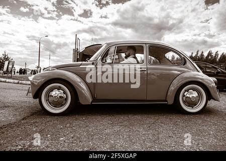 Moskau, Russland - 06. Juli 2019: Volkswagen Käfer 1303. Typ 1 Vintage VW Käfer wurde seit 1946 hergestellt. Ein blaues Retro-Auto steht auf dem Parkplatz mit einem Fahrer drinnen. Seitenansicht schwarz und weiß Stockfoto