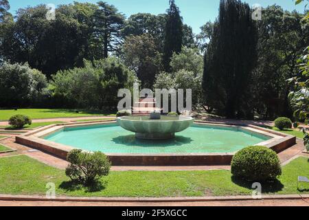 Brunnen in den Gärten von Serralves, bei der Stiftung Serralves, Porto, Portugal. Stockfoto