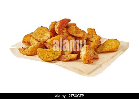 Haufen gebratener Kartoffeln auf weißem Hintergrund Stockfoto