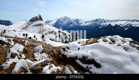 Winter Berglandschaft in den Dolomiten Alpen. Blick auf den Col Rodella und den Berg Marmolada. Südtirol, Italien. Stockfoto