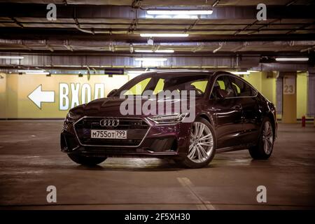 Moskau. Russland - 16. Januar 2020: Audi A7 Sportback Ultra Nova GT 1 von 111 AUF dem Parkplatz steht ein purpurfarbenes Premium-Auto. Vorderansicht Stockfoto