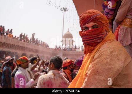 Ein Mann, der Schal trägt und Holi in Nandgaon spielt Stockfoto