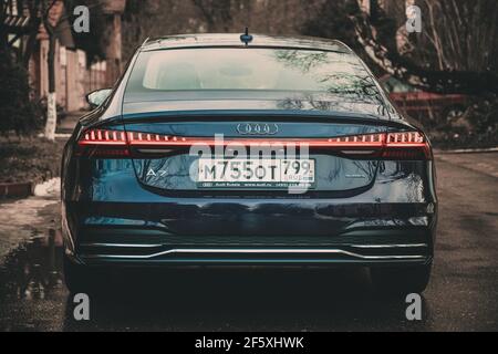Moskau. Russland - 16. Januar 2020: Audi A7 Sportback Ocean GT 1 von 111 IN der Seitenansicht der Straße STEHT EIN purpurfarbenes Premium-Auto Stockfoto