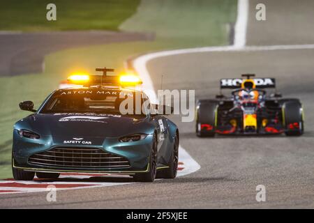 Sakhir, Bahrain. März 2021, 28th. Safety Car, Aston Martin während des Formel 1 Gulf Air Bahrain Grand Prix 2021 vom 26. Bis 28. März 2021 auf dem Bahrain International Circuit, in Sakhir, Bahrain - Foto DPPI/LiveMedia Credit: Paola Benini/Alamy Live News Stockfoto