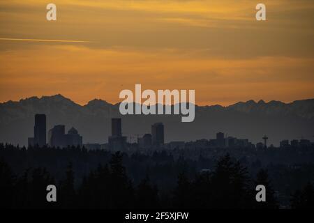 Sonnenuntergang Blick auf die Skyline von Seattle am sonnigen Wintertag. Stockfoto