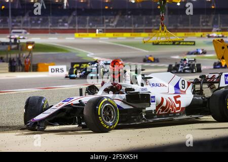 Sakhir, Bahrain. März 2021, 28th. Crash 09 MAZEPIN Nikita (rus), Haas F1 Team VF-21 Ferrari, Aktion während des Formel 1 Gulf Air Bahrain Grand Prix 2021 vom 26. Bis 28. März 2021 auf dem Bahrain International Circuit, in Sakhir, Bahrain - Foto DPPI/LiveMedia Credit: Paola Benini/Alamy Live News Stockfoto