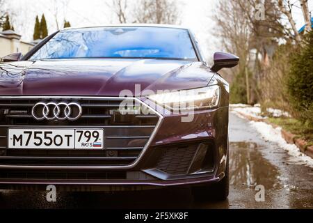 Moskau. Russland - 16. Januar 2020: Audi A7 Sportback Ultra Nova GT 1 von 111 IN der Seitenansicht der Straße STEHT EIN purpurfarbenes Premium-Fahrzeug Stockfoto