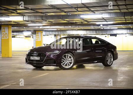 Moskau. Russland - 16. Januar 2020: Audi A7 Sportback Ultra Nova GT 1 von 111 AUF dem Parkplatz steht ein purpurfarbenes Premium-Auto. Vorderansicht Stockfoto