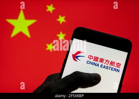 China. März 2021, 27th. In dieser Abbildung ist das Logo der Fluggesellschaft China Eastern auf einem Android-Mobilgerät mit der Flagge der Volksrepublik China im Hintergrund zu sehen. Kredit: Budrul Chukrut/SOPA Images/ZUMA Wire/Alamy Live Nachrichten Stockfoto