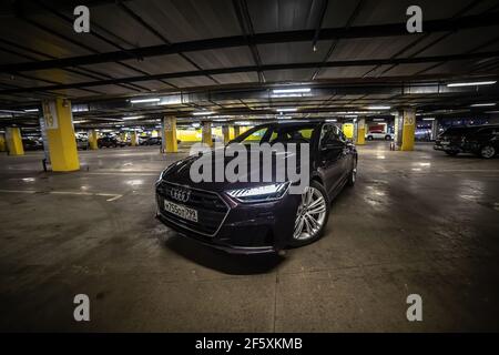 Moskau. Russland - 16. Januar 2020: Audi A7 Sportback Ultra Nova GT 1 von 111 AUF dem Parkplatz steht ein purpurfarbenes Premium-Auto. Vorderansicht Stockfoto
