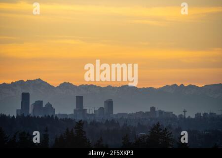 Sonnenuntergang Blick auf die Skyline von Seattle am sonnigen Wintertag. Stockfoto