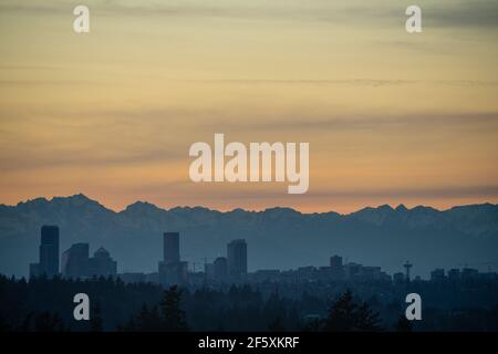 Sonnenuntergang Blick auf die Skyline von Seattle am sonnigen Wintertag. Stockfoto