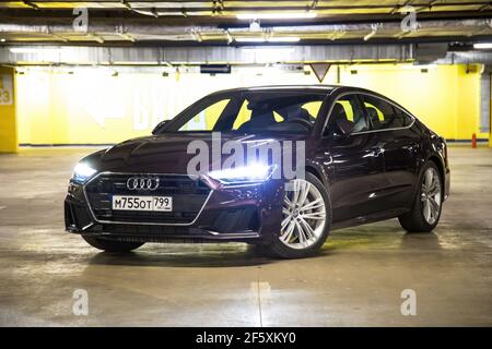 Moskau. Russland - 16. Januar 2020: Audi A7 Sportback Ultra Nova GT 1 von 111 AUF dem Parkplatz steht ein purpurfarbenes Premium-Auto. Vorderansicht Stockfoto