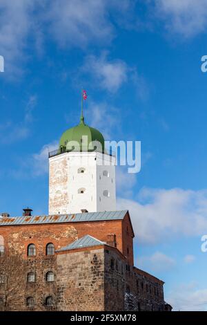 Schloss Vyborg außen an einem sonnigen Tag. Vertikales Foto Stockfoto