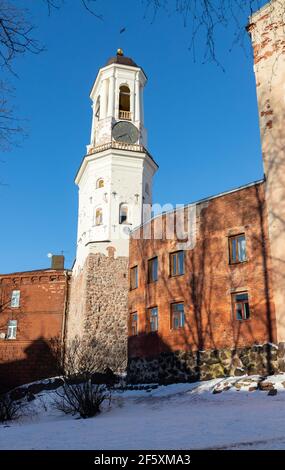 Alter Uhrturm in Vyborg, das dominierende Merkmal der Altstadt, der ehemalige Glockenturm der Kathedrale Stockfoto