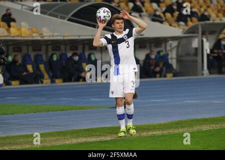Kiew, Ukraine . März 2021, 28th. KIEW, UKRAINE - 28. MÄRZ 2021 - Verteidiger Albin Granlund von Finnland serviert den Ball während der FIFA World Cup 2022 Qualifying Round Matchday 2 Gruppe D Spiel gegen die Ukraine in der NSC Olimpiyskiy, Kiew, Hauptstadt der Ukraine. Kredit: Ukrinform/Alamy Live Nachrichten Stockfoto