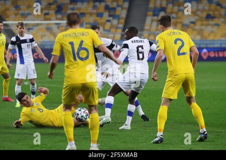 Kiew, Ukraine . März 2021, 28th. KIEW, UKRAINE - 28. MÄRZ 2021 - die Spieler der Ukraine (gelbes Trikot) und Finnlands (weißes Trikot) werden während des FIFA World Cup 2022 Qualifying Round Matchday 2 Gruppe D-Spiels im NSC Olimpiyskiy, Kiew, Hauptstadt der Ukraine, in Aktion gesehen. Kredit: Ukrinform/Alamy Live Nachrichten Stockfoto