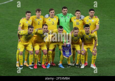 Kiew, Ukraine . März 2021, 28th. KIEW, UKRAINE - 28. MÄRZ 2021 - Spieler der Ukraine posieren für ein Teamfoto vor der FIFA WM 2022 Qualifying Round Matchday 2 Gruppe D Spiel gegen Finnland im NSC Olimpiyskiy, Kiew, Hauptstadt der Ukraine. Kredit: Ukrinform/Alamy Live Nachrichten Stockfoto