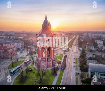 Breslau, Polen. Luftaufnahme des historischen Wasserturms in Borek, dem Bezirk Krzyki Stockfoto