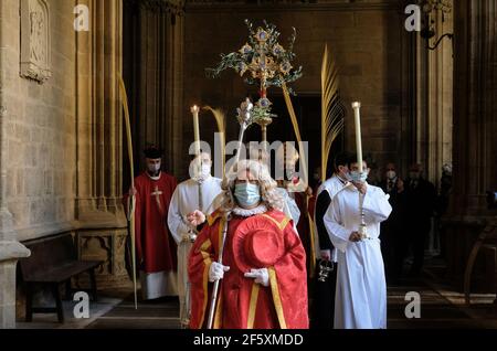 Die religiöse Prozession unter dem Vorsitz des Bischofs von Pamplona Francisco Pérez González, in einer Prozession durch den Kreuzgang der Kathedrale von Pamplona während des Palmsonntages. Palmsonntag in Pamplona. Der Auftakt zur Feier der Karwoche, in diesem Jahr wieder durch die Einschränkungen der Covid-19 Pandemie markiert. Zur Feier dieses Aktes haben sich Gemeindemitglieder und Gläubige in der Kathedrale von Pamplona versammelt. Stockfoto