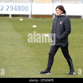 Dartford, Großbritannien. März 2021, 28th. DARTFORD, ENGLAND - JMARCH28: Karen Hill Manager von Charlton Athletic Women während des FA Women's Championship Matches zwischen London City Lionesses und Charlton Athletic Women im Princes Park Stadium am 28. März 2021 in Dartford, England Credit: Action Foto Sport/Alamy Live News Stockfoto