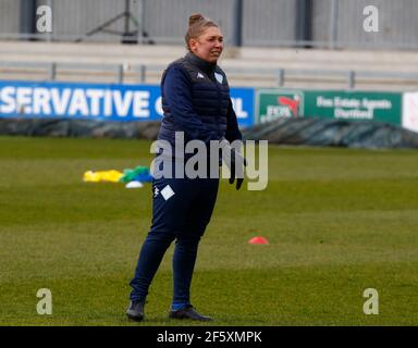 Dartford, Großbritannien. März 2021, 28th. DARTFORD, ENGLAND - JMARCH28: Nikita Runnacles Torwarttrainer während des FA Women's Championship Matches zwischen London City Lionesses und Charlton Athletic Women im Princes Park Stadium am 28. März 2021 in Dartford, England Credit: Action Foto Sport/Alamy Live News Stockfoto