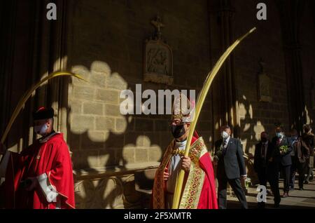 Pamplona, Spanien. März 2021, 28th. Francisco Pérez González, Bischof von Pamplona, geht durch den Kreuzgang der Kathedrale von Pamplona und trägt einen Blumenstrauß während des Palmsonntages. Palmsonntag in Pamplona. Der Auftakt zur Feier der Karwoche, in diesem Jahr wieder durch die Einschränkungen der Covid-19 Pandemie markiert. Zur Feier dieses Aktes haben sich Gemeindemitglieder und Gläubige in der Kathedrale von Pamplona versammelt. (Foto von Elsa A Bravo/SOPA Images/Sipa USA) Quelle: SIPA USA/Alamy Live News Stockfoto