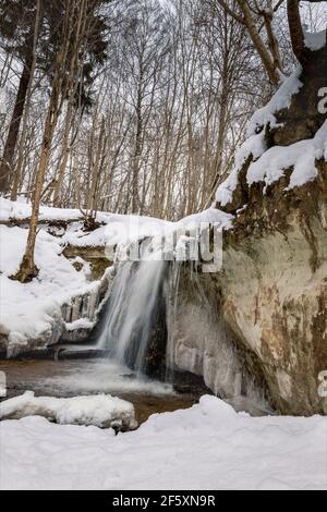 Dauda Wasserfall im Winter .kleiner Wasserfall im Gauja Nationalpark. Stockfoto