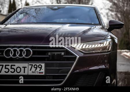 Moskau. Russland - 16. Januar 2020: Audi A7 Sportback Ultra Nova GT 1 von 111 IN der Seitenansicht der Straße STEHT EIN purpurfarbenes Premium-Fahrzeug Stockfoto