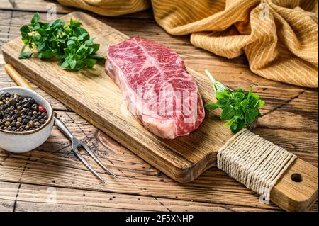 Rindfleisch aus rohem Marmor. Holzhintergrund. Draufsicht Stockfoto