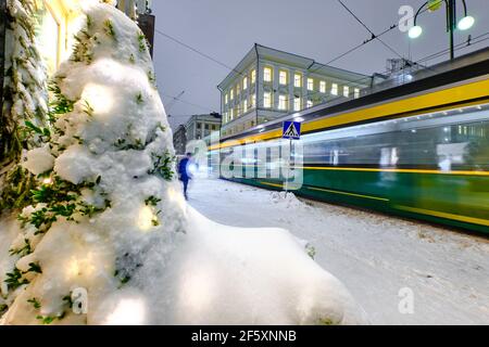 Aleksanterinkatu Straße während des starken Schneesturms. Die Straßenbahn fährt auf der Straße. Helsinki, Finnland. Stockfoto